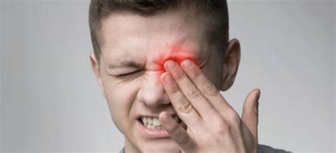 stabbing pain in eye migraine